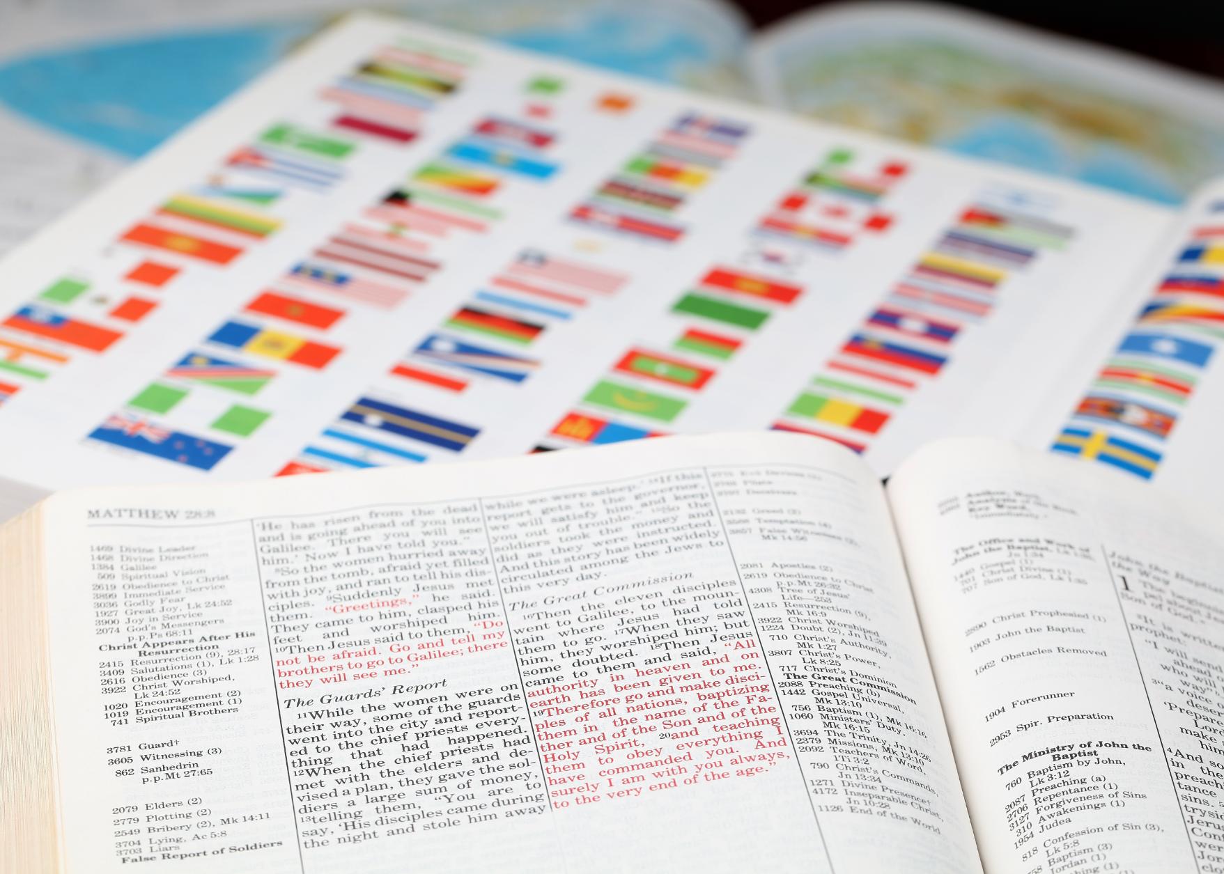 Libro y diferentes banderas 