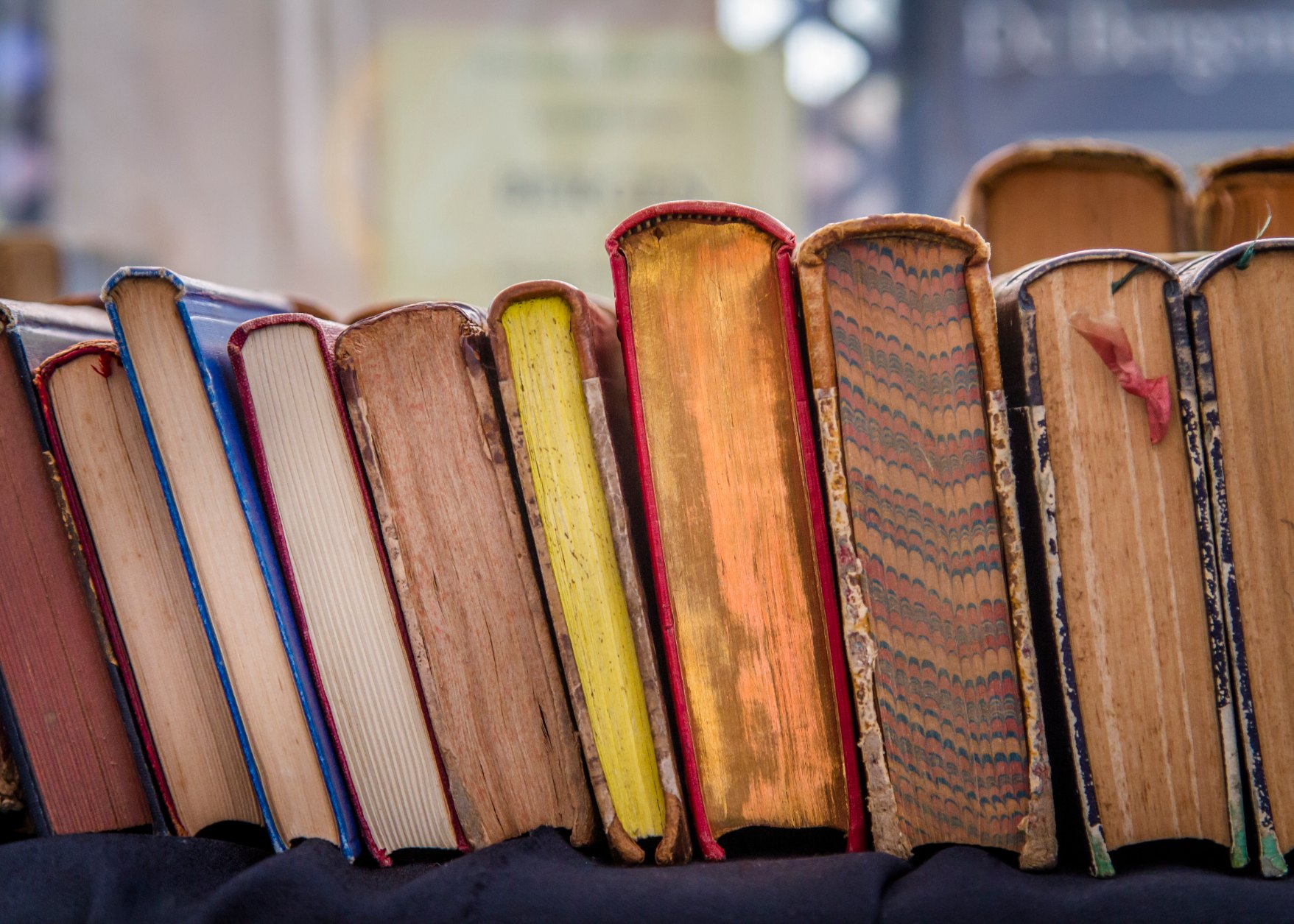 Libros antiguos de colores