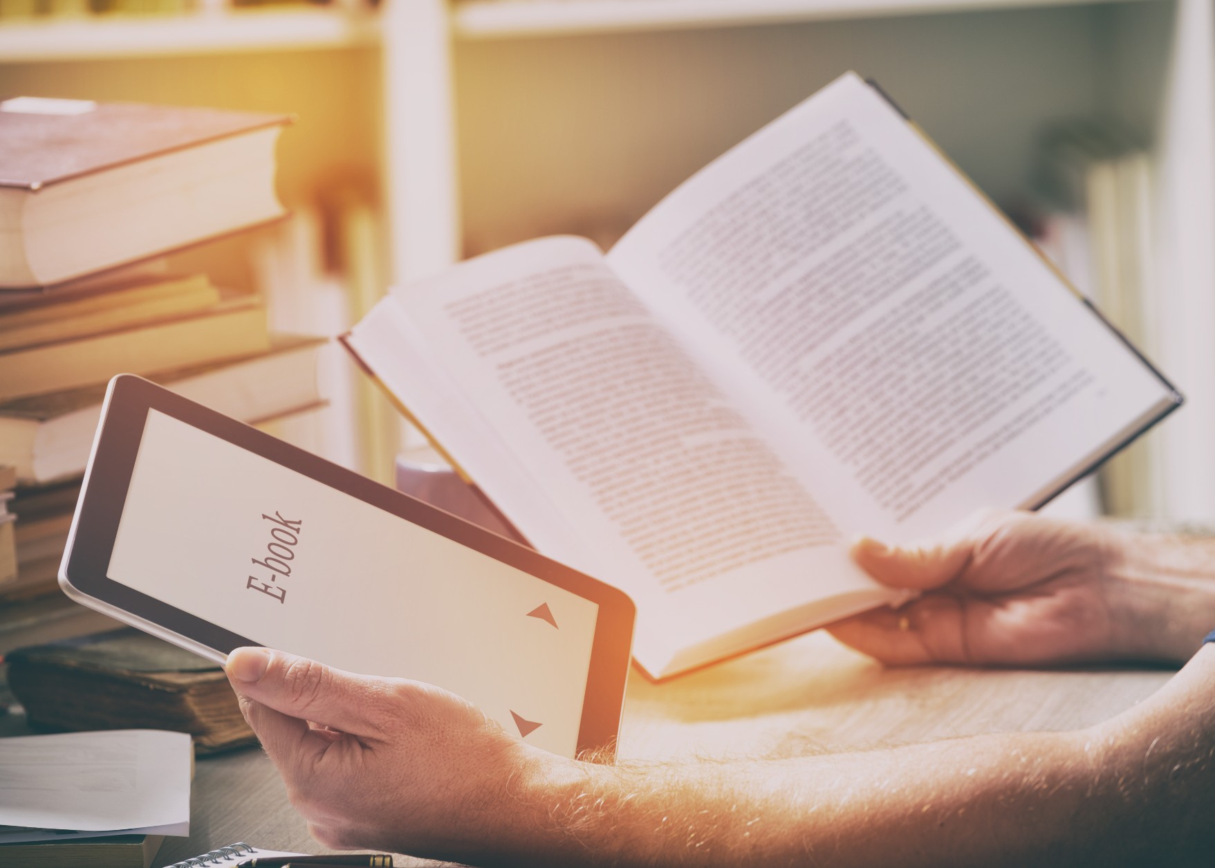 Hombre sujetando ebook y libro
