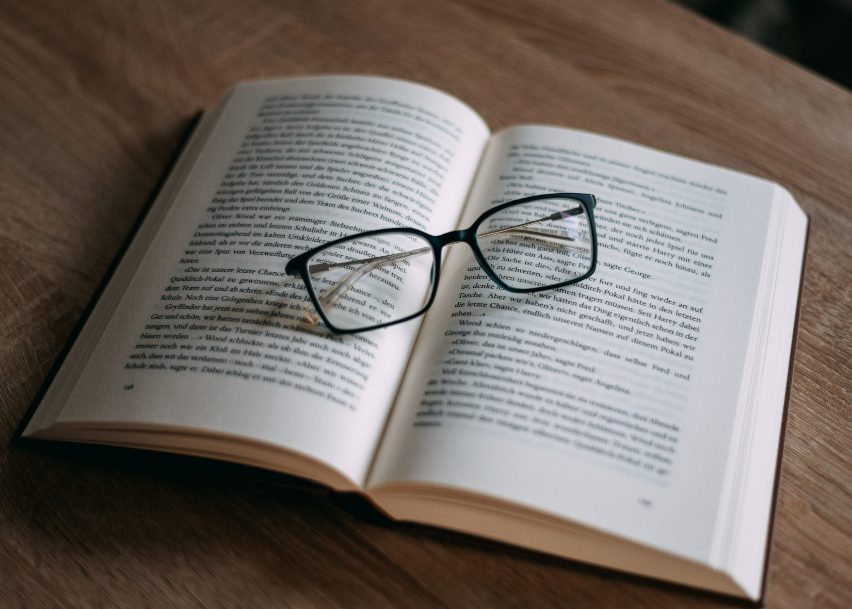 Gafas sobre libro