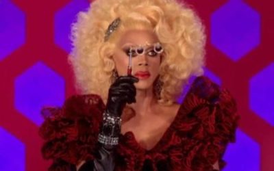 Drag queen con vestido granate